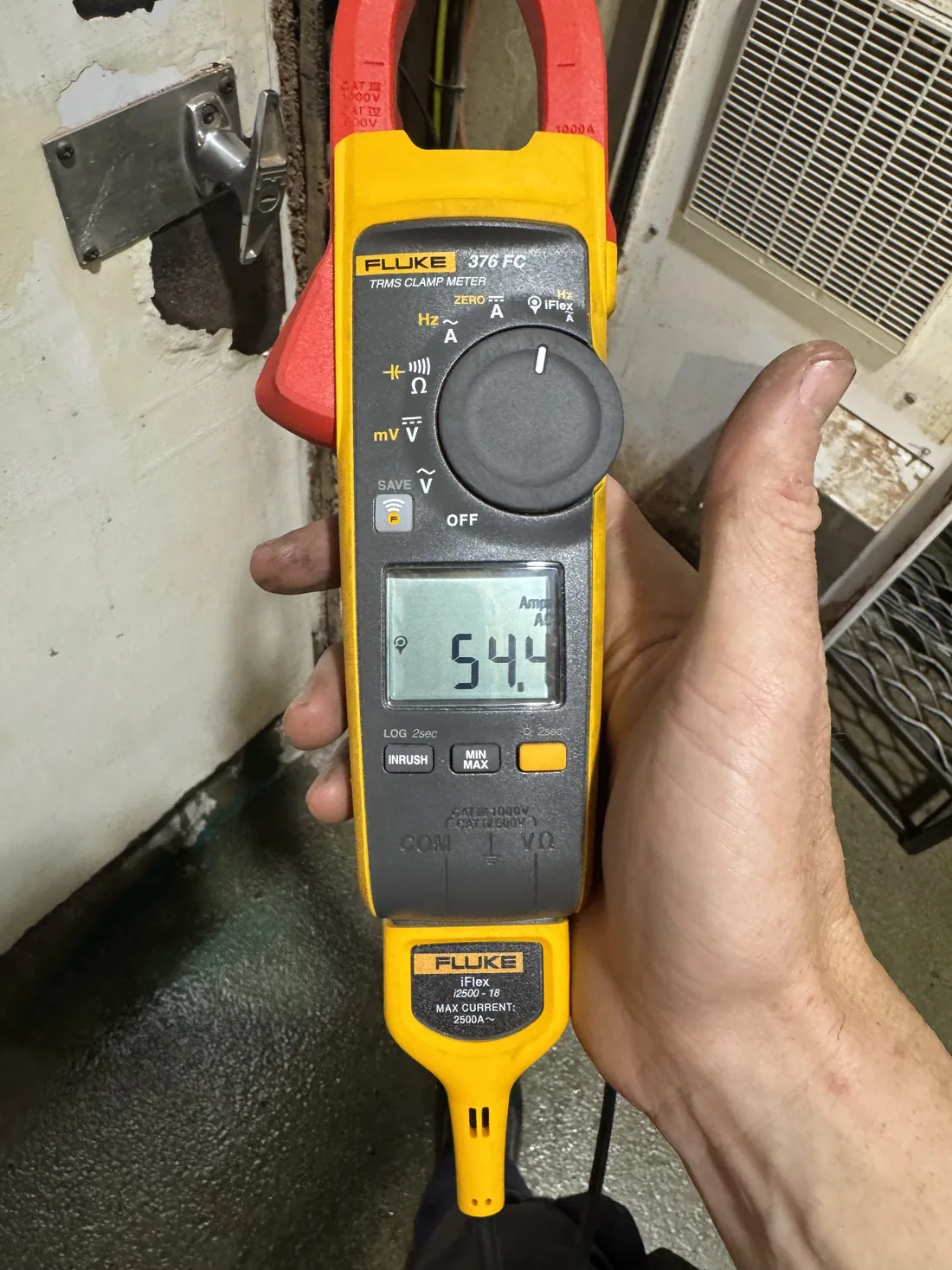Measuring load current with a clamp meter while isolating a fault